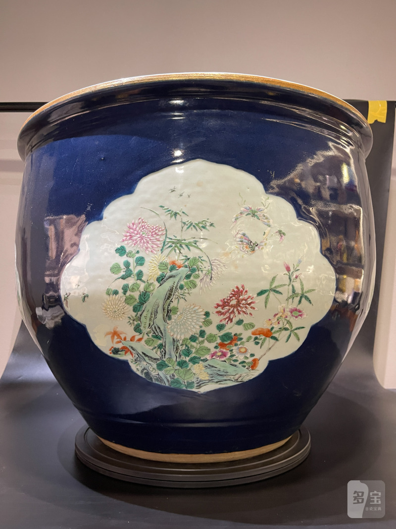 清乾隆 宝石蓝釉开光粉彩花鸟图大缸 - 图5